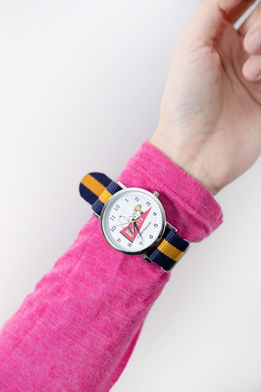 写真は、腕時計をピンクの服を合わせた様子(提供:KADOKAWA)