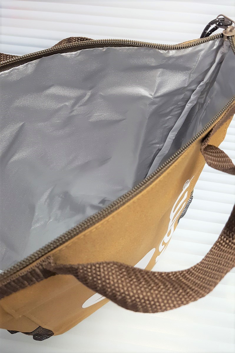 画像は、「MonoMax 2020年8月号」通常版（宝島社）の付録。夏に役立つ大型の保冷バッグを開けた様子
