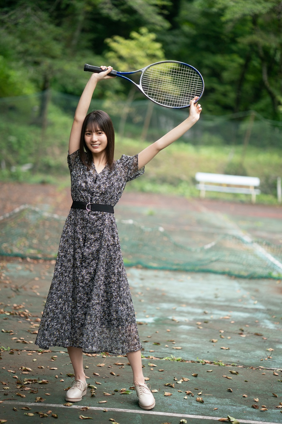 写真は、テニスラケットを持つ小坂菜緒さん/「blt graph. vol.57」(東京ニュース通信社)より