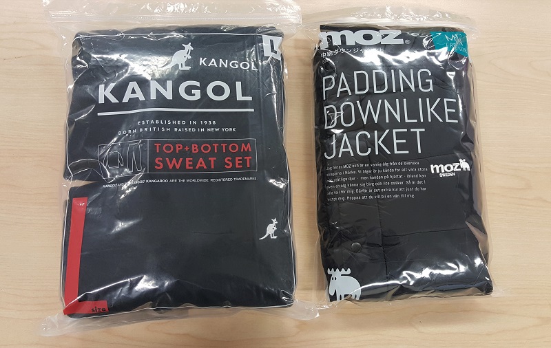 画像は、『KANGOL TOP+BOTTOM SWEAT SET BOOK L size／M size』（左）と『moz 中綿ダウンジャケット BOOK MEN／WOMEN』（右）。編集部撮影