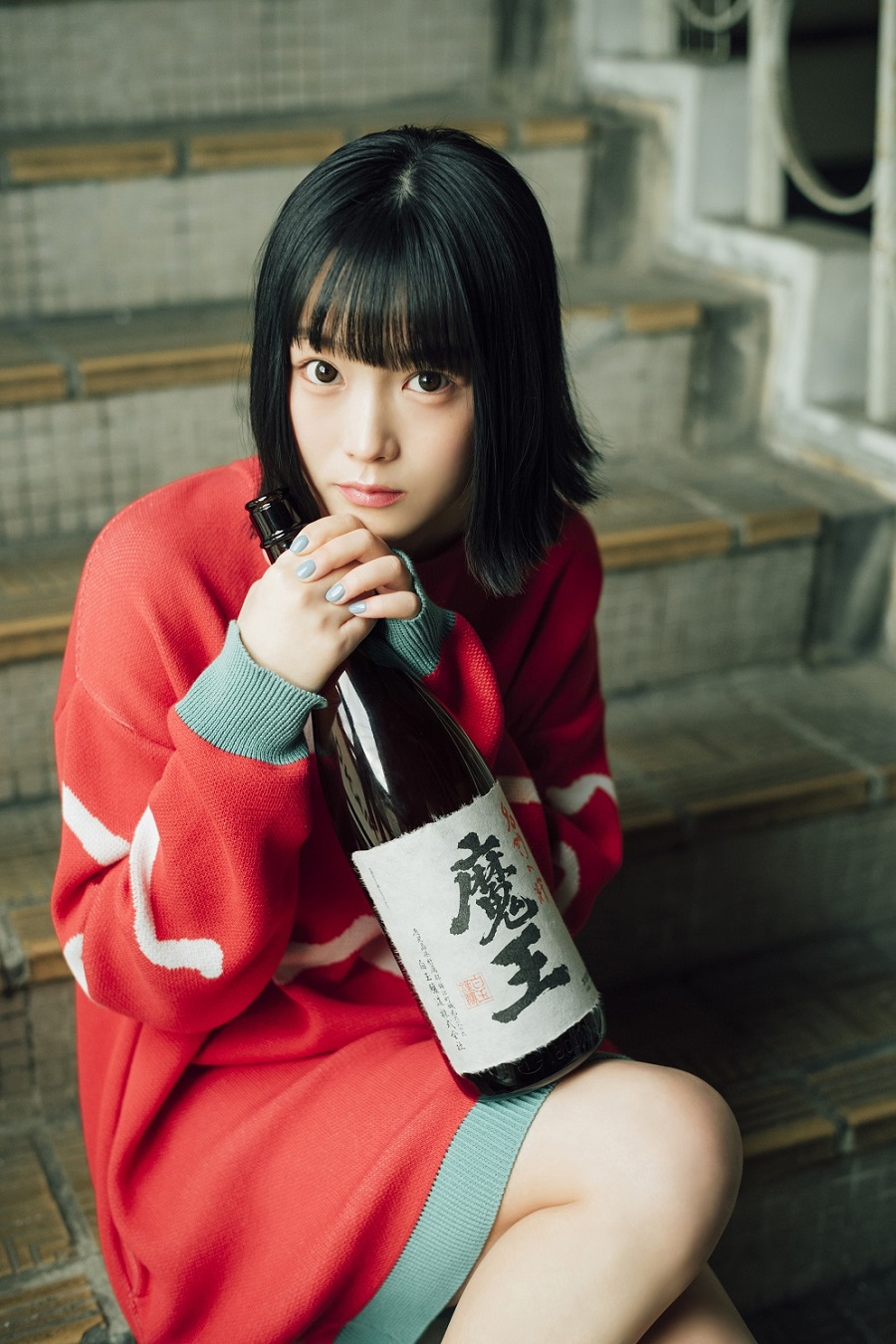 写真は、一升瓶を抱える中川美優さん　©光文社／週刊『FLASH』　写真◎横山マサト