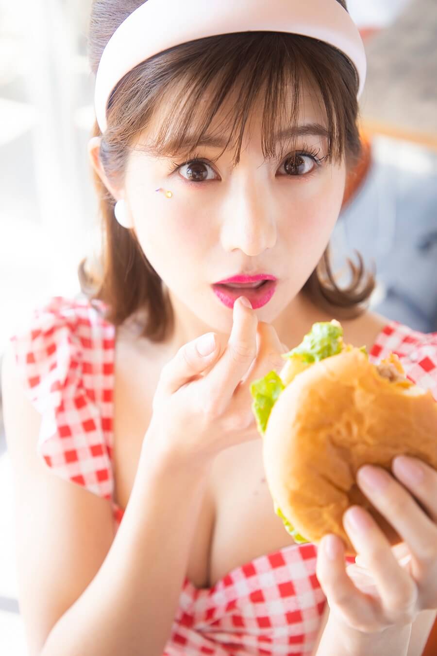 写真はハンバーガーを持った谷川さん　(C)KADOKAWA 　(C)Showtitle　 PHOTO／TANAKA TOMOHISA