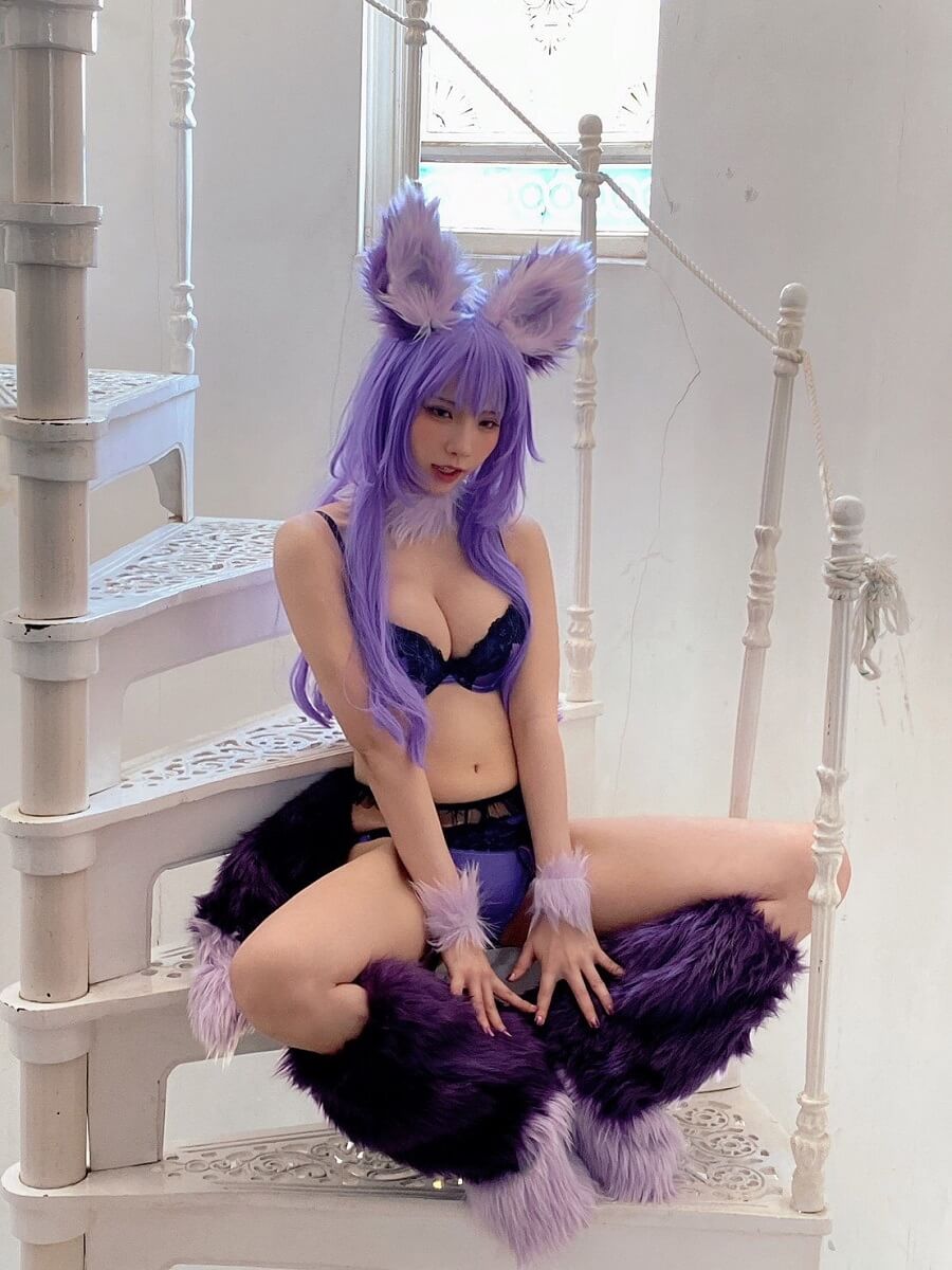 写真は階段に座るセクシー紫オオカミ姿のえなこさん(提供:秋田書店)