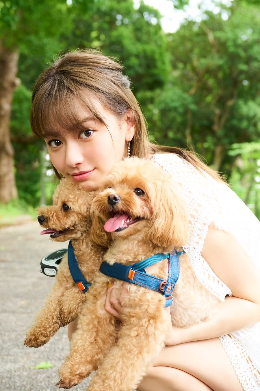 写真は愛犬を抱く山本さん(提供:KADOKAWA)