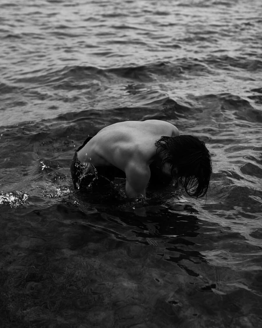 写真は水につかる山下さん　©講談社