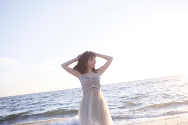 写真は幕張メッセ近くのビーチに立つ横山さん(提供:光文社)