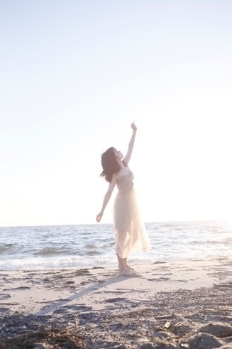 写真は幕張メッセ近くのビーチに立つ横山さん(提供:光文社)