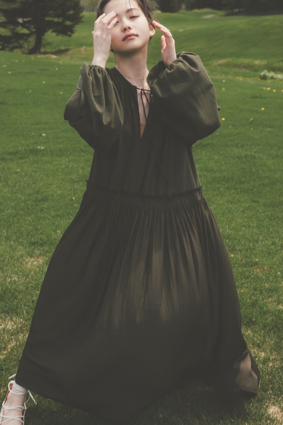 写真は黒い衣装を着て芝生に立つ山田さん(提供:東京ニュース通信社)