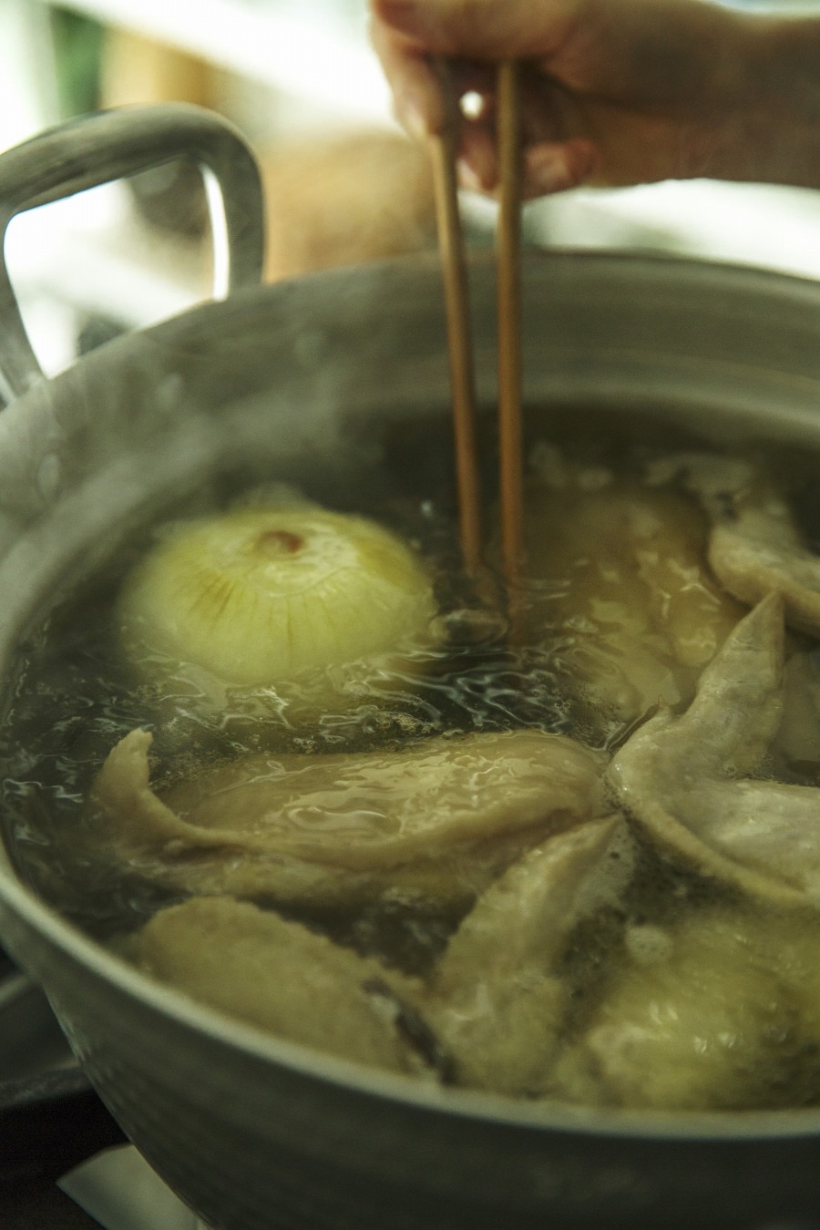 週末にコトコト煮込むチキンスープ。醤油を加えればラーメンのスープにもなる。