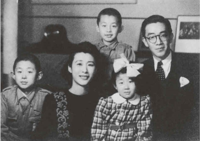 洋子さんが三歳ぐらいのころ、上海で父・龍太郎さんと母・章子さん、二人の兄と共に撮影した家族写真