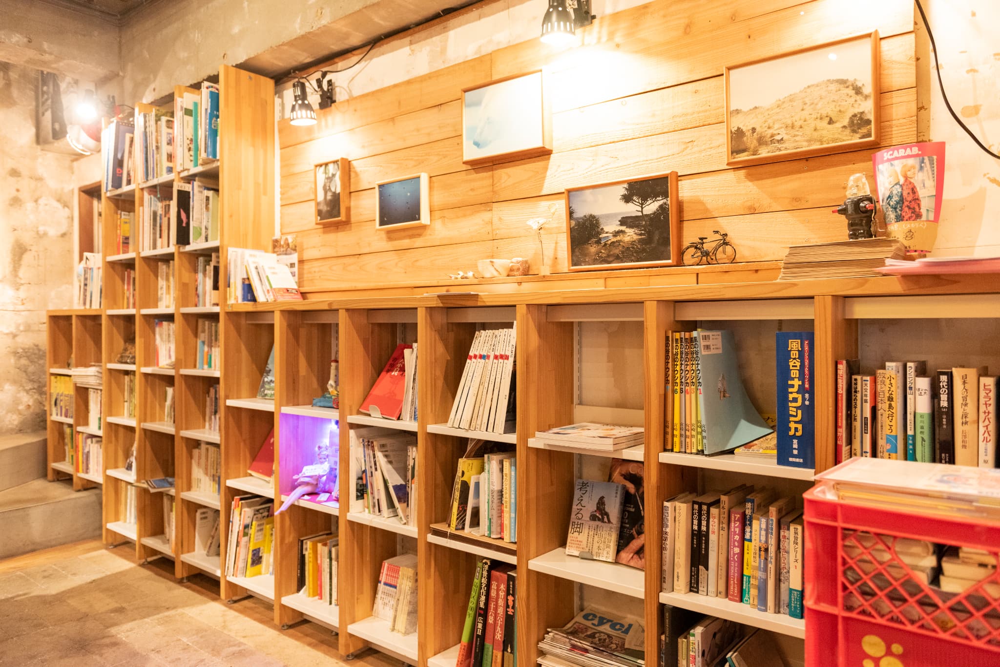 旅や土地にまつわる本はもちろん、多彩なラインナップの本棚が壁一面に