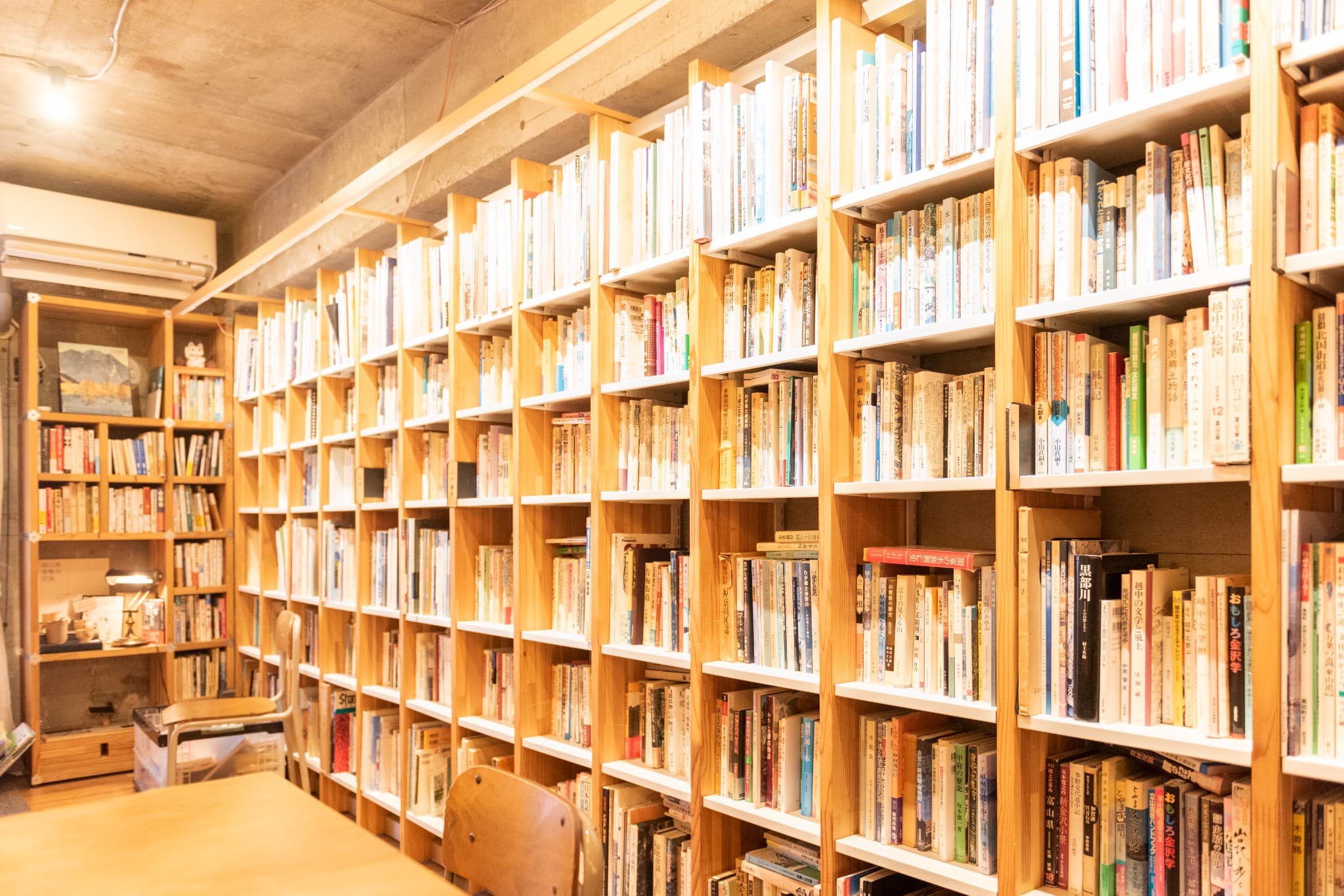 約4万冊の蔵書に囲まれた落ち着く空間