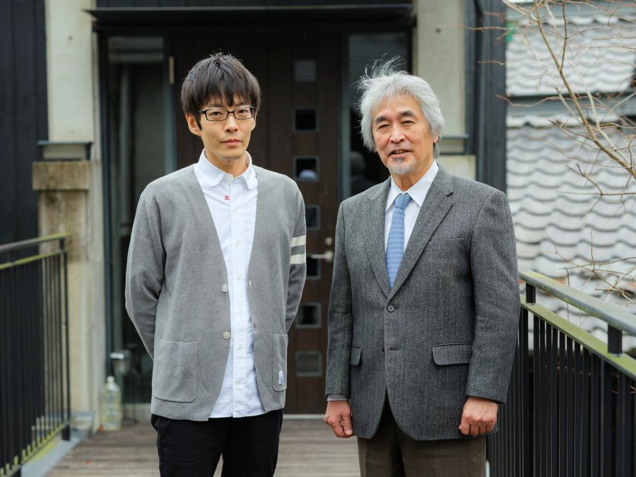 鈴木俊貴さん（左）と山極寿一さん