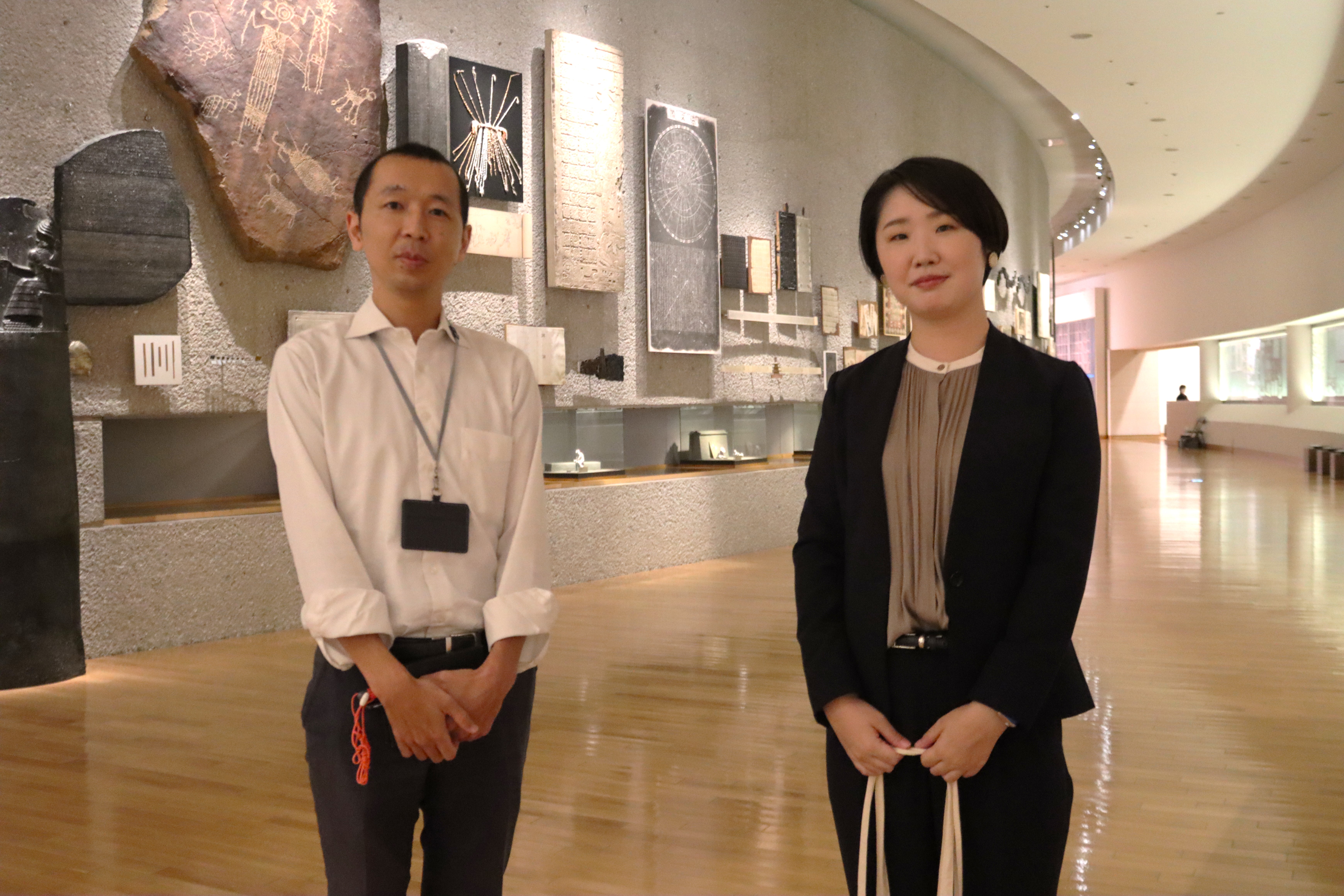 案内してくれた印刷博物館学芸員・石橋圭一さん（左）と、篠木さん